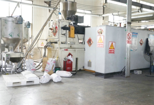 塑料鏈條導軌生產(chǎn)車間設(shè)備